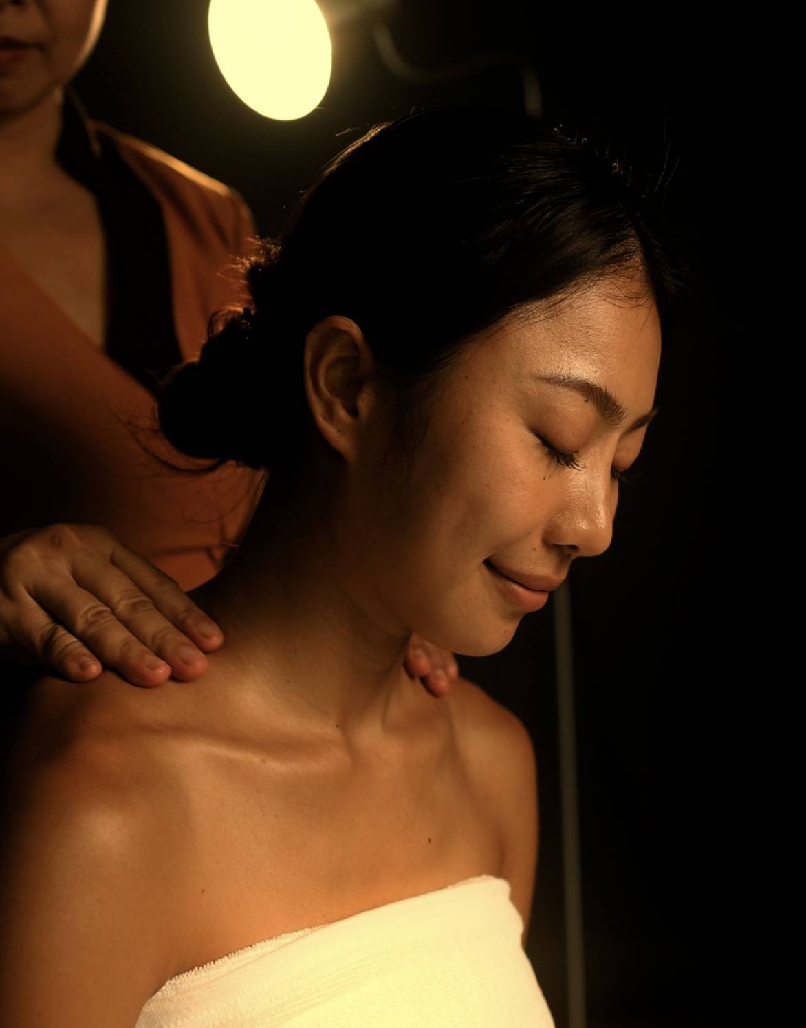 Relaxing massage in a dimly lit room.